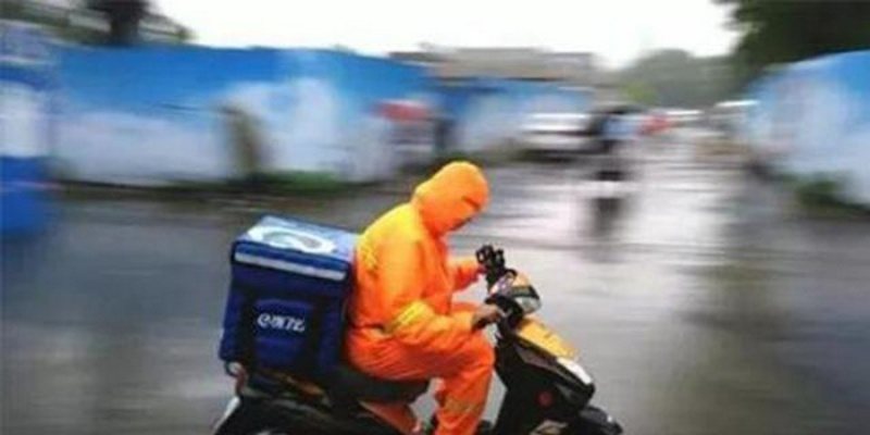 外卖小哥遇险！车主狂追逃逸面包车，惊险逼停瞬间曝光