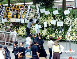 《北京东郊殡仪馆告别仪式：缅怀千百惠家人》