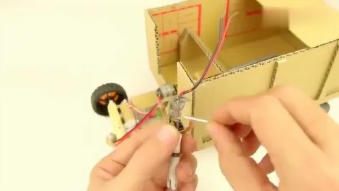 2小时打造！童趣DIY：手搓废纸箱自动扫地机攻略🚚🧺