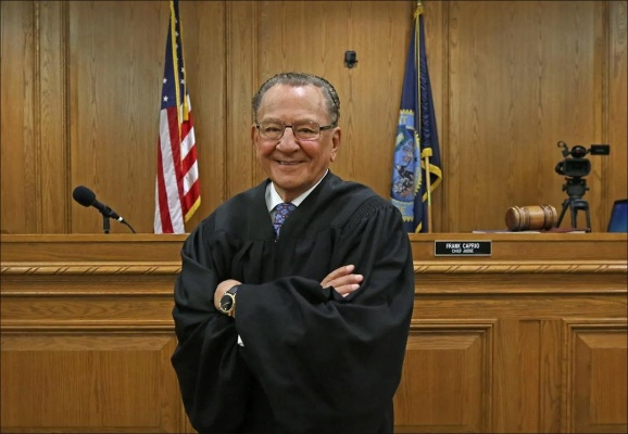 《网红法官卡普里奥离世：88岁游戏界传奇陨落》