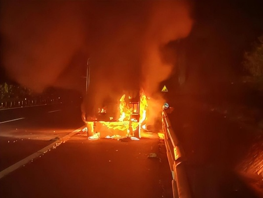 高速惊魂！18吨肋眼牛排自燃，全程“烤”熟现场曝光