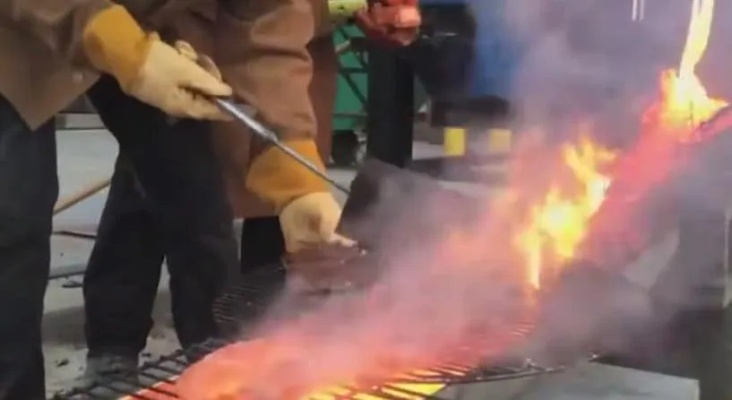 高速惊魂！18吨肋眼牛排自燃，全程“烤”熟现场曝光