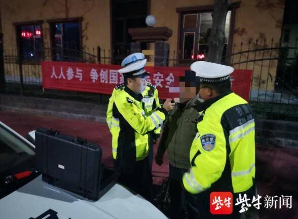 母亲举报无证驾驶儿子，交警现场拦截！惊险瞬间曝光