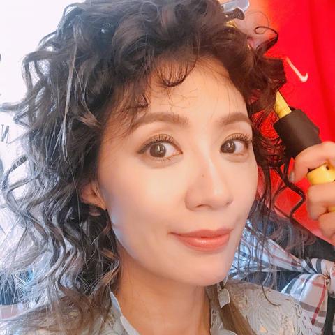 贾静雯比基尼照引热议：女儿视角下的“小身材”魅力揭秘