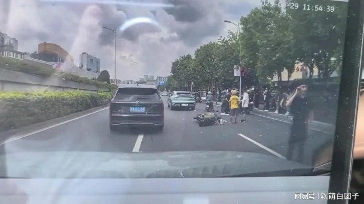水泥罐车撞击小米YU7惨剧！行车记录仪揭露惊心瞬间