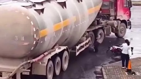 水泥罐车撞击小米YU7惨剧！行车记录仪揭露惊心瞬间