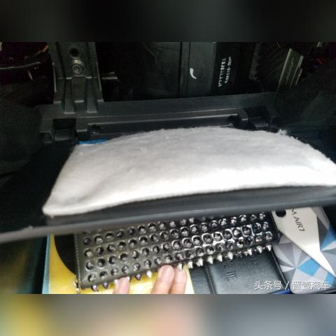 马自达气囊惊魂！手套箱弹出瞬间，副驾骨折惨剧揭秘