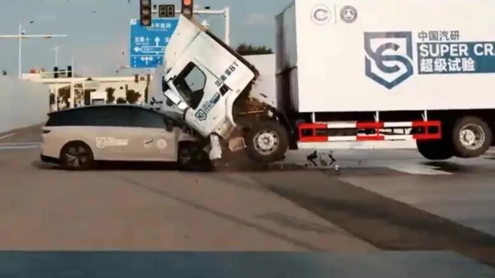 东风高管再谈“理想i8撞重卡”争议，保留诉讼权！