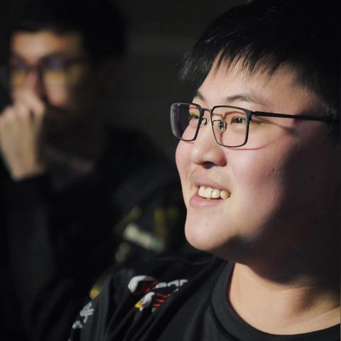 电竞名宿Uzi、Bin助阵UFC，BLG战队为中国选手加油！