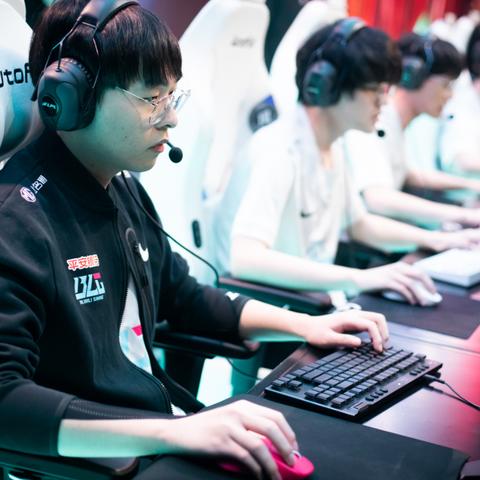 电竞名宿Uzi、Bin助阵UFC，BLG战队为中国选手加油！