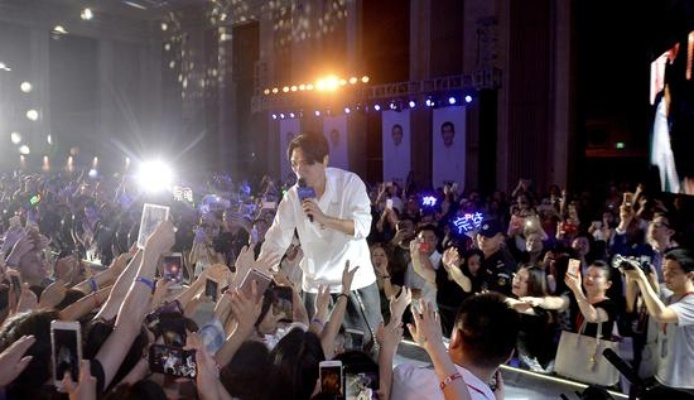 杨宗纬舞台惊险跌落！现场直击急救瞬间