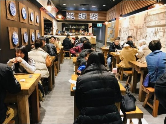 纽约拉面馆盛况：老外排队塑料凳体验地道兰州味