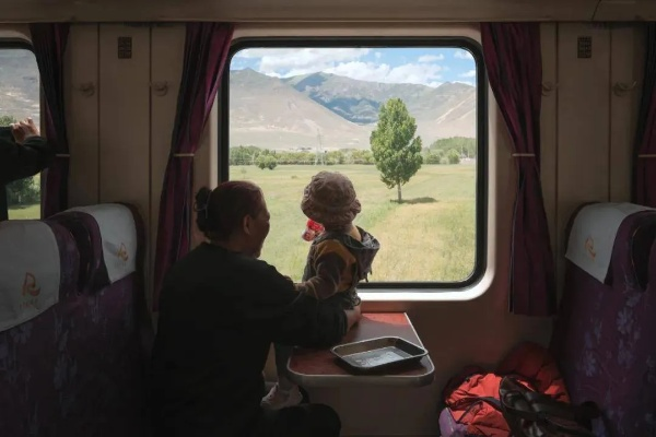 列车奇观：乘客自发擦窗，揭秘开往拉萨的温馨瞬间