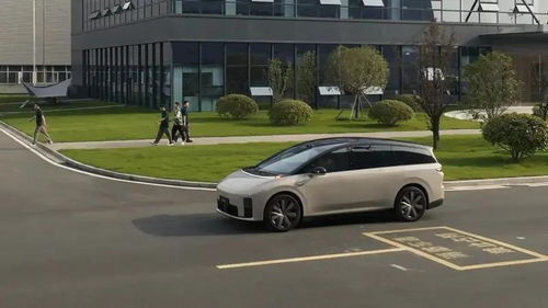 理想i8交付惊喜：李想宴请卡车司机，意外碰撞成佳话