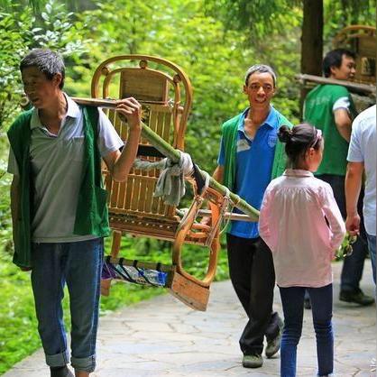 峨眉山巨胖挑战：2万请轿夫抬263斤男子走42公里！