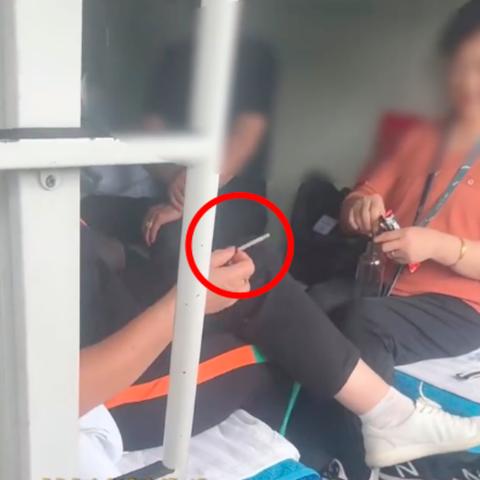 12306回应加挂吸烟车厢：网友热议，官方如何回应？