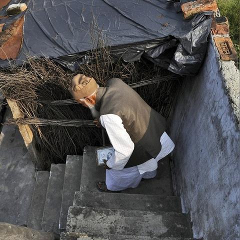 《印度男子悲壮之举：亡妻摩托绑行，逃逸肇事车终被截》