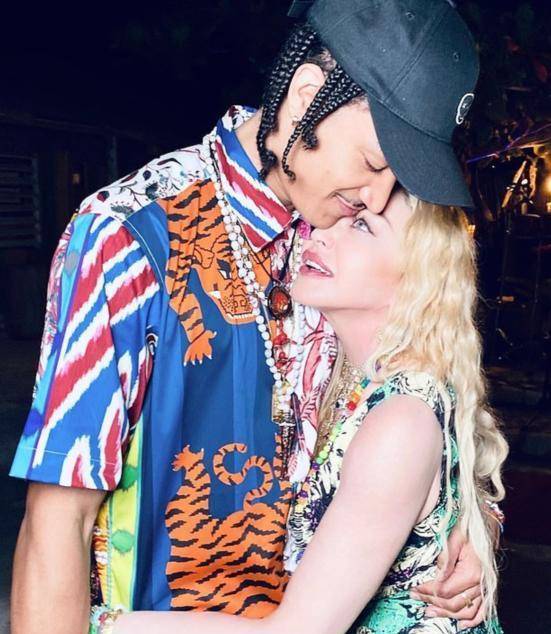 麦当娜67岁生日狂欢，与29岁男友甜蜜晒“Madudu”蛋糕