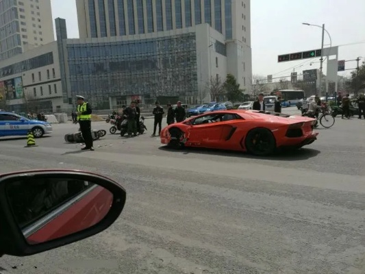 跑腿小哥电车撞兰博基尼：全新超跑后视镜破碎惊魂现场
