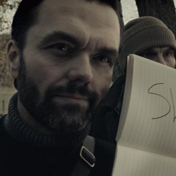 《生化危机》惊险一幕！莱昂险些丧命，真实演技引热议