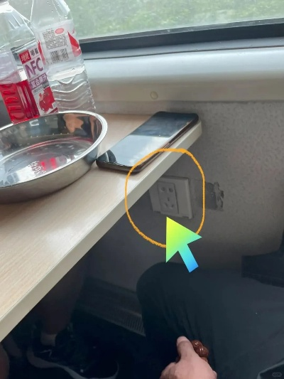 火车充电口被霸占怎么办？12306乘务员出手解救