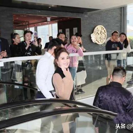 阿娇44岁海边度假美照，身材绝了！