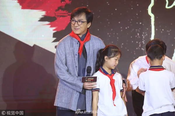 成龙张子枫暖心互动：武行道谢引网友狂赞