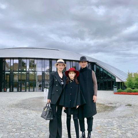 赵文卓携高颜值女儿赵子仪走秀，黄圣依神似姐妹花