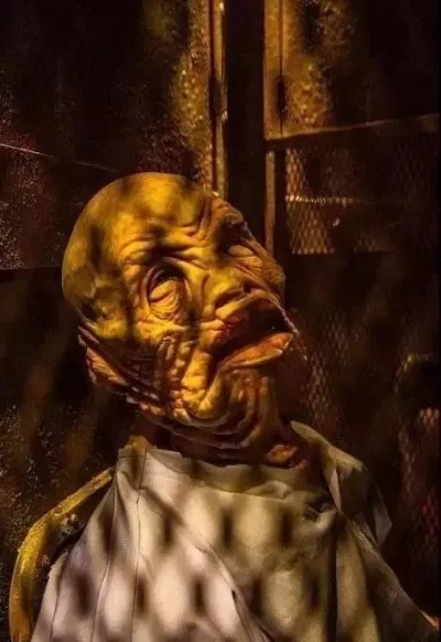 《惊魂校园！外籍老师戴白面具高速吓人，真相揭秘》