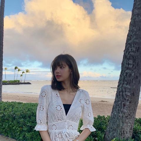 Lisa度假风情曝光：红吊带短裤秀身材，搜索必看！