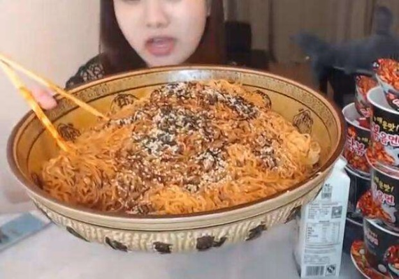 《网红吃火鸡面烧穿胃索赔，韩企回应：无稽之谈》