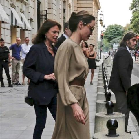 《封杀4年后，抽象教母奶茶复活之谜！》