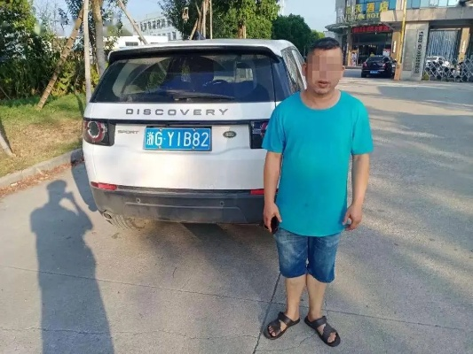 无手司机开路虎上路，违规被罚两千拘留七日！