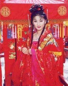 黄奕女儿出道引争议：风华绝代却遭网友抵制