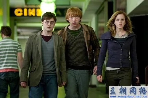 《哈利波特影版导演炮轰剧版：服化道雷同，剧情有何新意？》