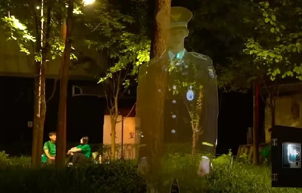 韩国公园惊现3D全息投影警察，犯罪率暴跌22%！