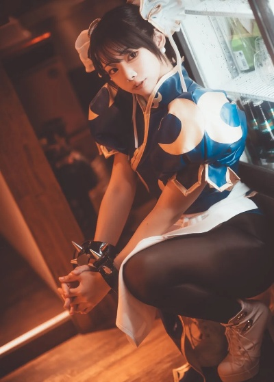 春丽cosplay：肉腿兔女郎网袜高衩胶衣惊艳亮相