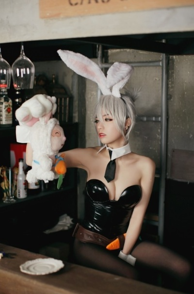 春丽cosplay：肉腿兔女郎网袜高衩胶衣惊艳亮相