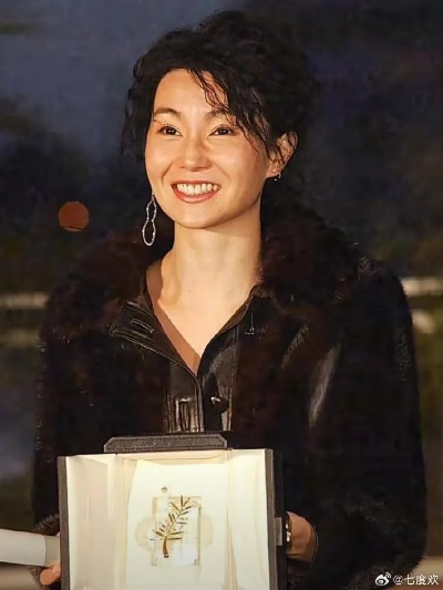 张曼玉61岁波尔多之旅：抱兔徒步攀树乐翻天