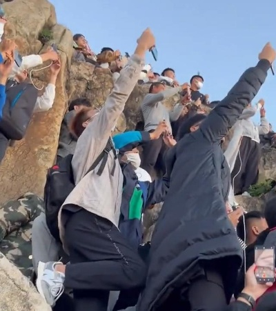 泰山奇观：两女子豪掷3万，24人陪爬巅峰，揭秘背后真相！