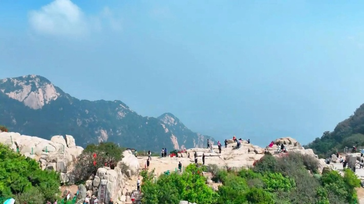 泰山奇观：两女子豪掷3万，24人陪爬巅峰，揭秘背后真相！