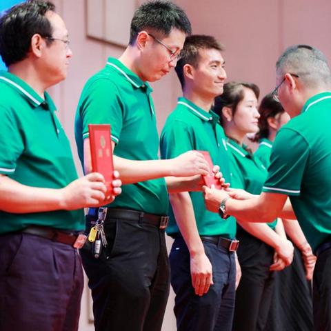 歼-20静态亮相！百余型现役空军飞机集结大揭秘