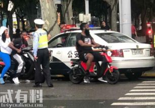 电动车钓鱼奇观：60斤大鱼随行，交警回应引热议