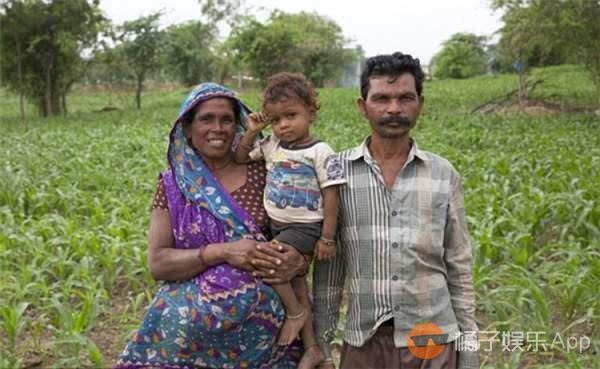 印度55岁母亲奇迹产第17子，全家拾荒度日，贫困生活引关注