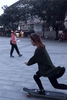 悉尼妹滑板约会大揭秘！情侣漫步甜蜜瞬间