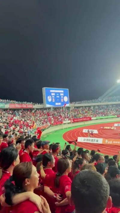 苏超宿迁大胜淮安！刘强东现场激情助威，啤酒舞动狂欢夜