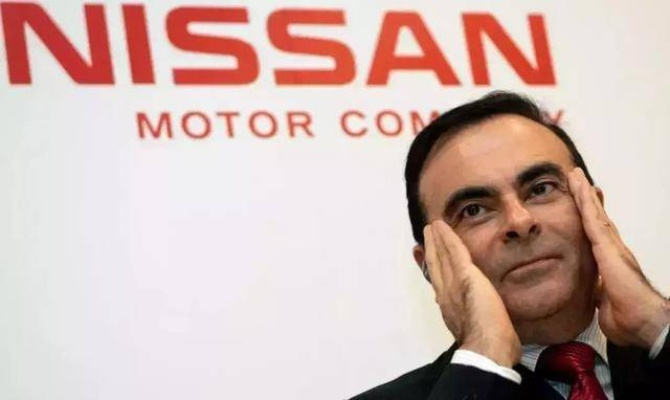 《16岁少年Cos汉克引争议，仿真枪事件被捕揭秘》