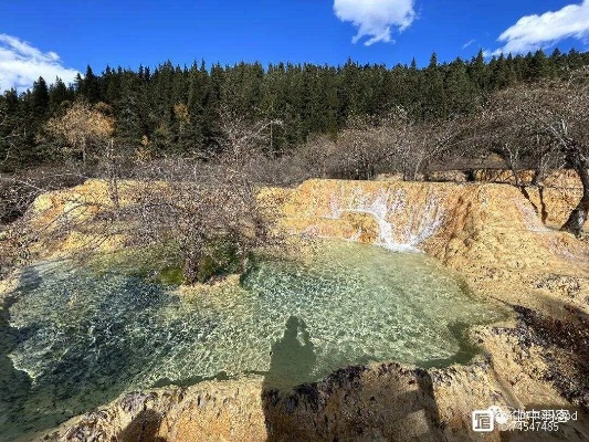 黄龙钙华池惊现游客洗澡！无人机成意外“目击者”