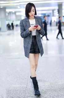 阿曼达新片发布会惊艳亮相！西装牛仔裤造型帅炸！