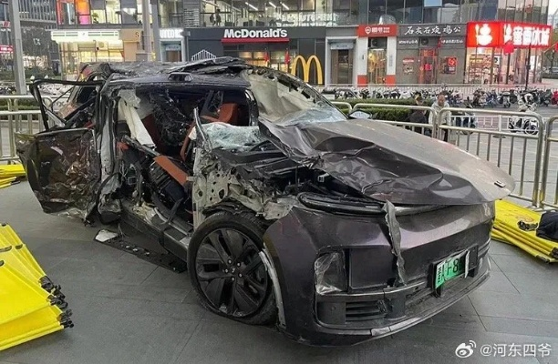 小米YU7未挂牌遭劳斯莱斯撞击，特斯拉同命相连惊魂现场